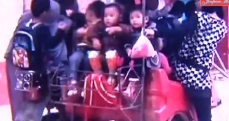 儋州一幼兒園用三輪車當(dāng)“校車” 塞滿18個(gè)孩子(圖)