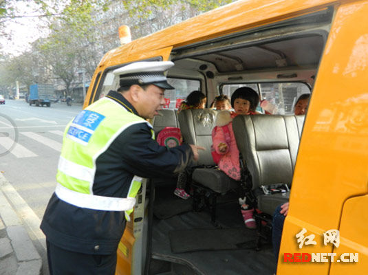 株洲石峰交警開展校車安全大檢查“安全帶”竟成擺設(shè)
