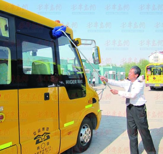 孫寶信在擦拭校車。