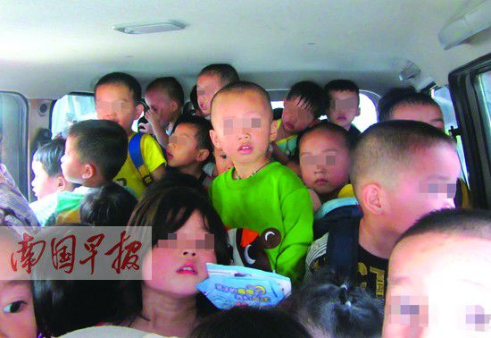 又見幼兒園超載校車：都安36個娃被塞進8座面包車