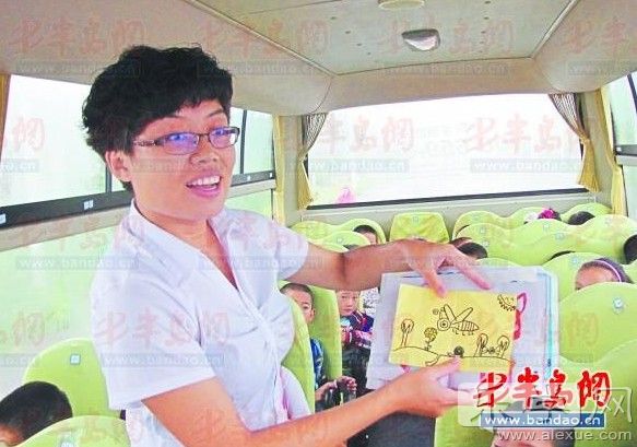 ▲校車隨車照管員劉芳展示她收到的教師節禮物