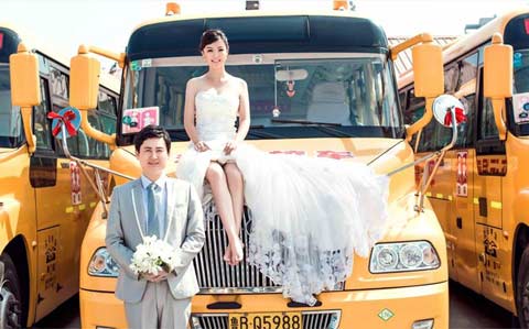 青島小伙個性婚紗照 百輛校車做背景
