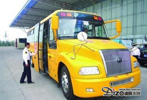 東莞規(guī)定校車司機(jī)無(wú)駕駛資格，校方處罰1至2萬(wàn)元