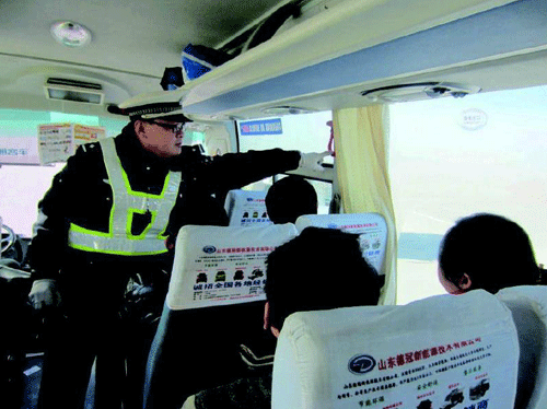 執(zhí)勤交警現(xiàn)場(chǎng)檢查客運(yùn)車(chē)輛安全設(shè)施