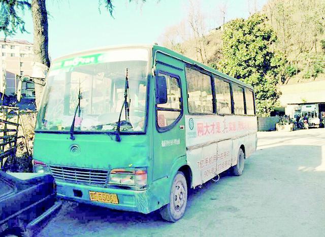 7歲小學生下車時遭拖行身亡 ?？等h無一正規(guī)校車