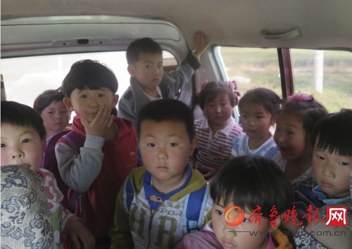 濟南一幼兒園黑校車：核載7人擠了24個