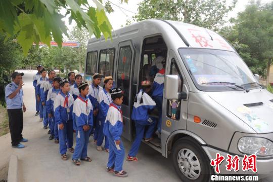 孩子乘校車回家。有了校車以后，村里面孩子的入學(xué)率和升學(xué)率都也高了，孩子的成績也有了提高。 崔志堅 攝