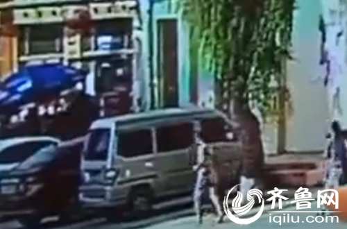 監(jiān)控畫面顯示，9小時(shí)后，幼兒園工作人員才發(fā)現(xiàn)車內(nèi)的女童（視頻截圖）