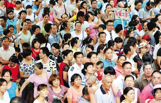 海口金盤實(shí)驗(yàn)學(xué)校門口接送孩子的家長(zhǎng)。記者 劉孫謀 攝