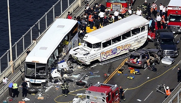 一輛Ride the Duck旅游車與一輛校車在奧羅拉大橋上相撞。圖片來源：Ken Lambert  The Seattle Times