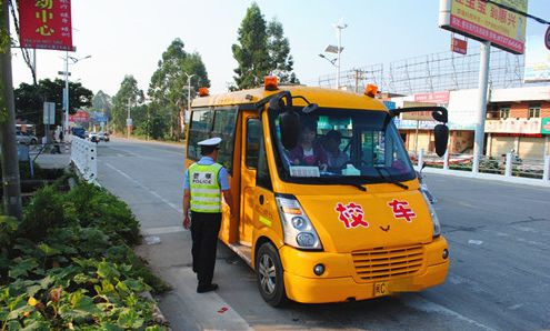 校車上坐著12名小學(xué)生 司機(jī)竟然酒后駕駛