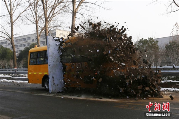 直擊國內校車安全測試：高速撞墻而過不壞
