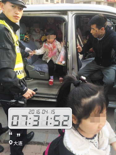 黑校車里塞滿了孩子。