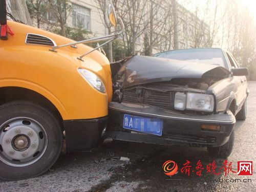 一輛載有20多名小學生的校車與一輛轎車發生撞擊事故，轎車車損嚴重。肇事的轎車司機下車查看后，旋即棄車跑了。幸運的是，兩車車主和校車上的孩子們并無人員傷亡。
