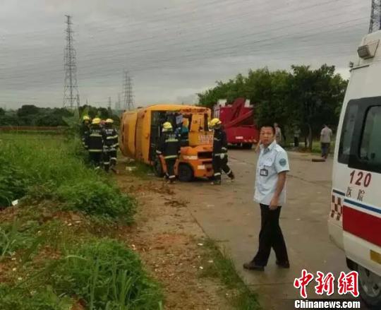 廣東東莞校車側翻致一女生死亡