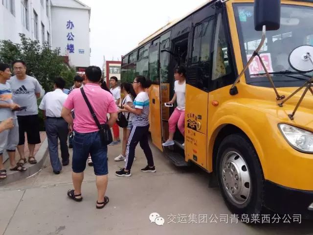 萊西溫馨校車暑期也在忙著接送學生