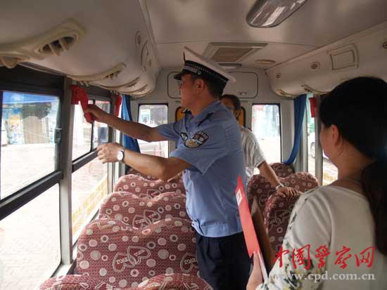 黃石下陸交警對轄區(qū)校車進行集中大“體檢”