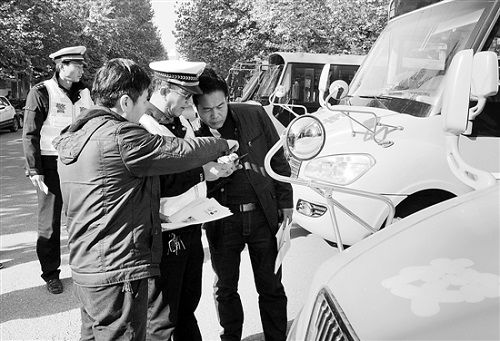 靈寶市川口鄉(xiāng)聯(lián)合交警六中隊對范圍內(nèi)校車集中進(jìn)行安全大檢查