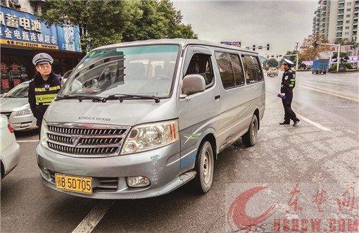 “校車”涉嫌非法營運被查獲　超員接送大學生