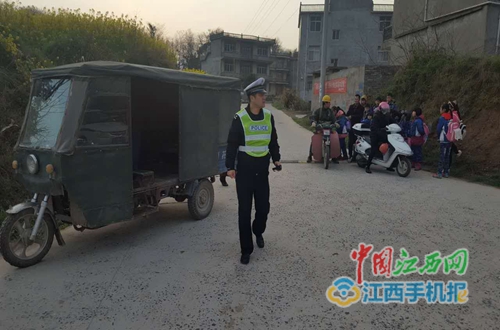 彭澤交警查獲一假“校車(chē)” 車(chē)內(nèi)塞有15個(gè)小孩