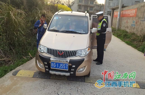 彭澤交警查獲一假“校車(chē)” 車(chē)內(nèi)塞有15個(gè)小孩