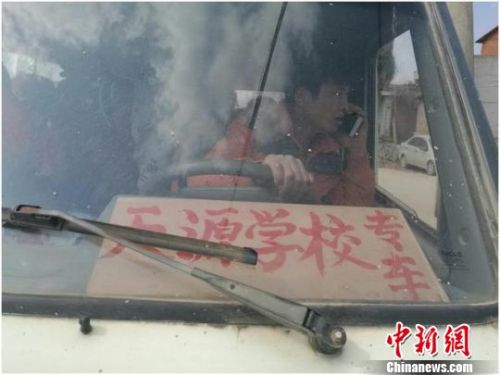 昆明一“校車”嚴(yán)重超載 核載7人竟擠33人
