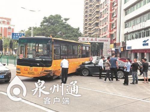 福建：泉州南環(huán)路一小車撞上校車 50多名小學生幸無恙