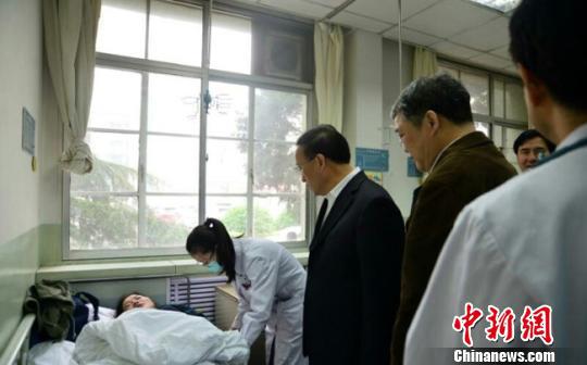蘭州大學(xué)一輛校車側(cè)翻 致2人輕傷21人輕微擦傷