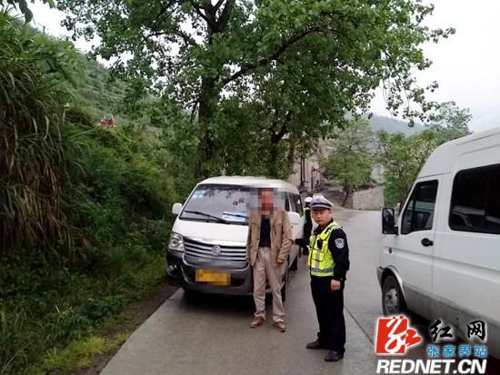 張家界永定區(qū)：男子駕駛嚴(yán)重超員“校車” 涉嫌危險駕駛罪被調(diào)查