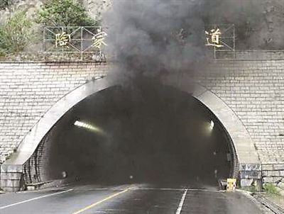 威海校車事故 雨天路滑事故導致與垃圾運輸車發生碰撞起火