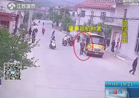 5歲女童遭校車(chē)碾壓身亡 父親為討說(shuō)法也命喪車(chē)輪