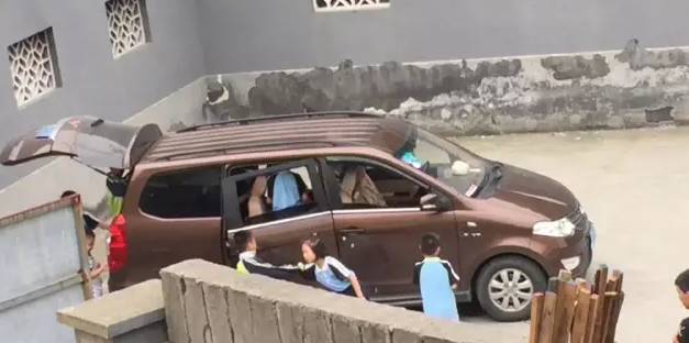 杭州蕭山某地黑校車被曝光！小車塞進(jìn)26個(gè)人，孩子好像疊羅漢