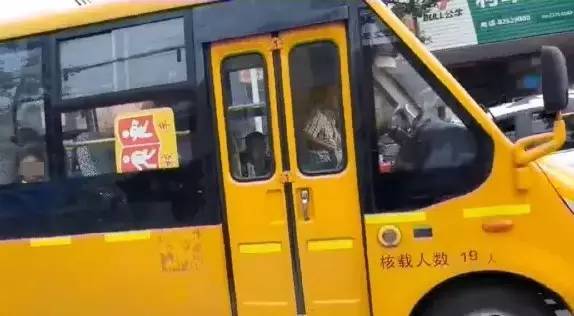 杭州蕭山某地黑校車被曝光！小車塞進(jìn)26個(gè)人，孩子好像疊羅漢