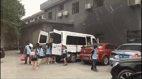 杭州蕭山某地黑校車被曝光！小車塞進(jìn)26個(gè)人，孩子好像疊羅漢