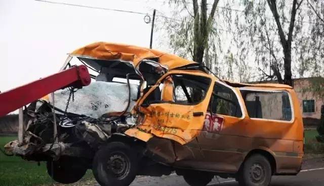 杭州蕭山某地黑校車被曝光！小車塞進(jìn)26個(gè)人，孩子好像疊羅漢