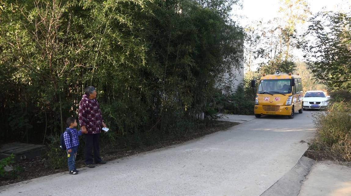 在農(nóng)村，校車已不僅僅是校車