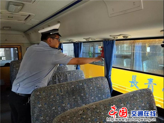 邯鄲冀南新區(qū)交警開(kāi)展暑期前校車(chē)安全大檢查
