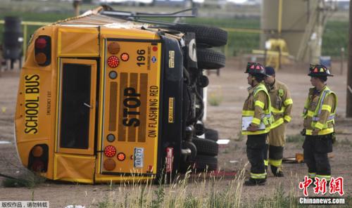 美國：一卡車司機打瞌睡與一輛校車相撞 致19名孩子受傷