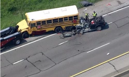 美國密歇根州發(fā)生校車事故致1死5傷，3名嬰兒受重傷
