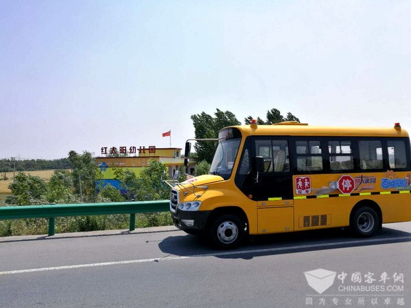 用踏實(shí)的腳印踐行公益誓言 安凱校車(chē)行在路上