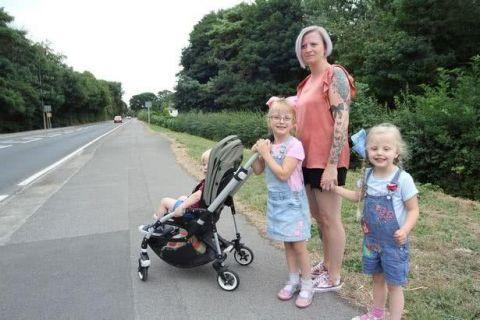 英國：校車沒用？英國母親每天步行11公里送娃上學