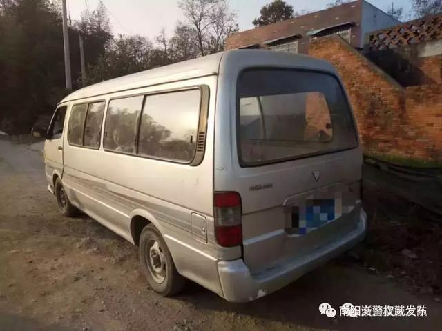 南陽(yáng)一男子太猖狂！開(kāi)“黑校車(chē)”還超員，刑拘你們虧不虧？