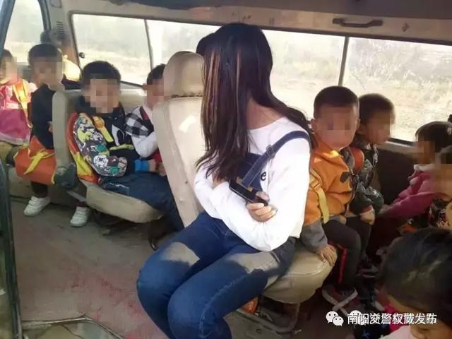 南陽(yáng)一男子太猖狂！開(kāi)“黑校車(chē)”還超員，刑拘你們虧不虧？
