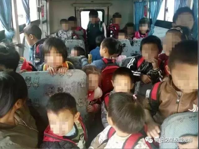 南陽(yáng)一男子太猖狂！開(kāi)“黑校車(chē)”還超員，刑拘你們虧不虧？