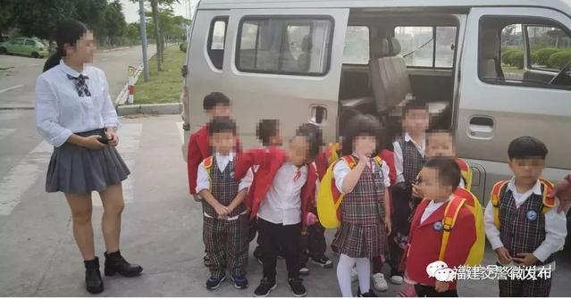 「預(yù)警提示」乘載13名幼兒的“黑校車”除了超員，駕駛?cè)诉€……