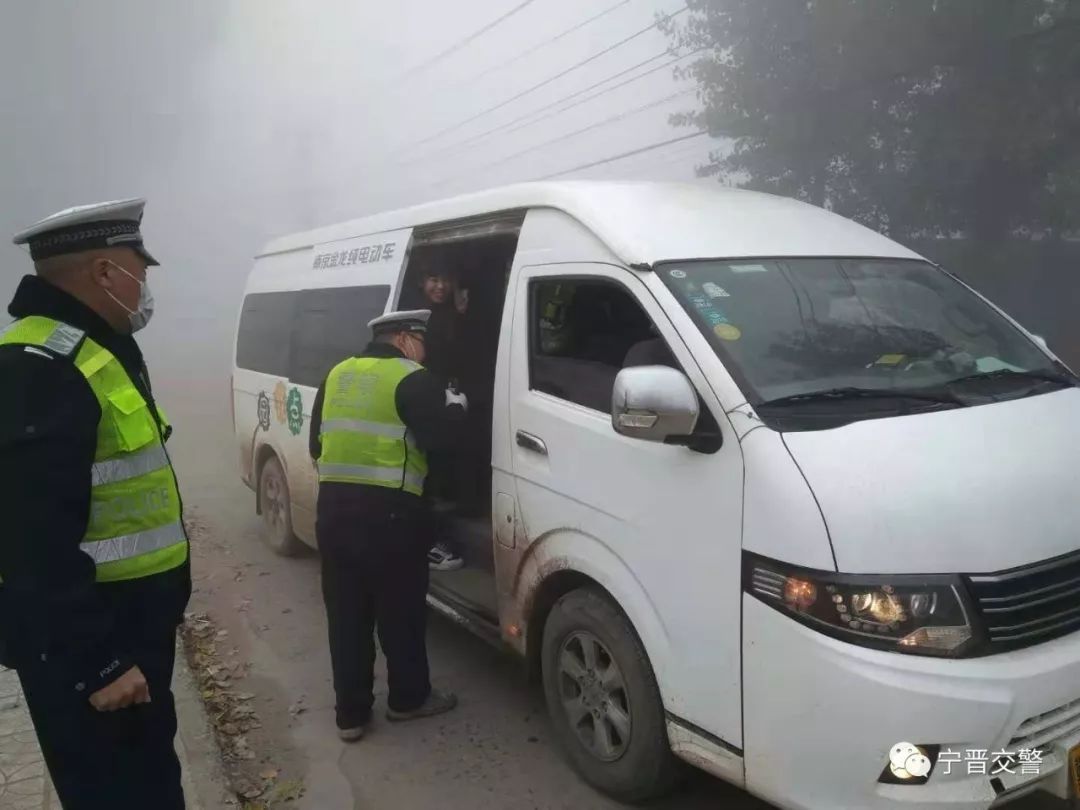 寧晉交警嚴(yán)查客車、校車等重點車輛 凈化道路交通環(huán)境