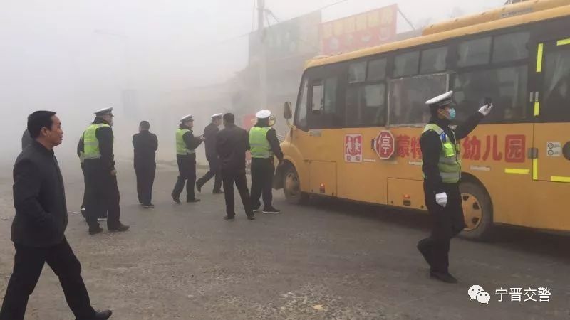 寧晉交警嚴(yán)查客車、校車等重點車輛 凈化道路交通環(huán)境