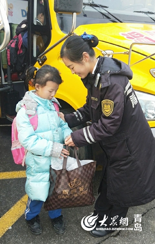 愛心溫暖貧困學(xué)生 校車叔叔阿姨送溫暖到家中