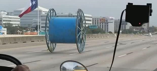 學(xué)生們乘坐校車上學(xué)，無(wú)意瞥見(jiàn)路上有個(gè)無(wú)人駕駛的“輪子”