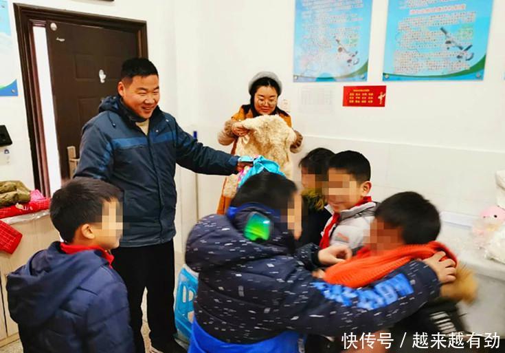 元旦后首個(gè)工作日，南京校車(chē)司機(jī)再次為貧困學(xué)生送上愛(ài)心